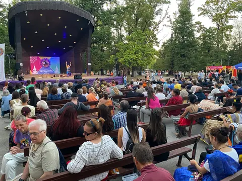 Зрители на пейки пред Лятната сцена в Борисовата градина