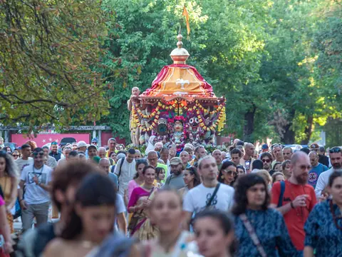 Колесницата на Ратха ятра сред дърветата на парка, пред нея шествие